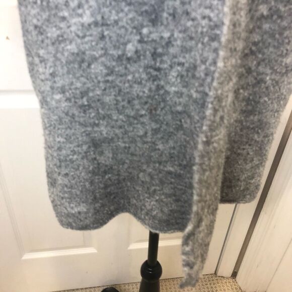 Chico’s gray short sleeve sweater jacket with faux fur collar, size2 M/L - Picture 4 of 10